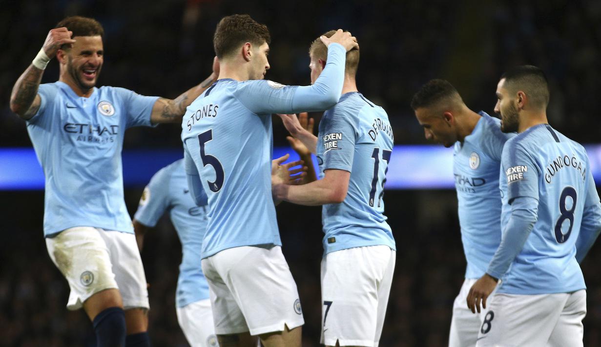 Para pemain Manchester City merayakan gol ke gawang Wolverhampton Wanderers pada laga Premier League di Stadion Etihad, Manchester, Senin (14/1). Manchester City menang 3-0 atas Wolverhampton Wanderers. (AP/Dave Thompson)