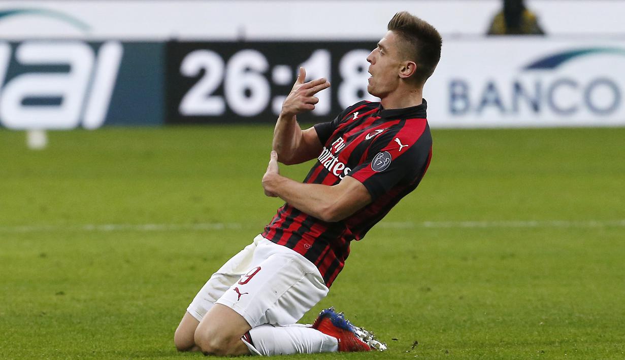 Selebrasi khas Krzysztof Piatek mencetak gol kedua ke gawang Napoli pada laga perempat final Coppa Italia yang berlangsung di stadion San Siro, Milan, Rabu (30/1). AC Milan menang 2-0 atas Napoli (AP Photo/Antonio Calanni)