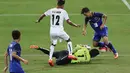 Pemain Thailand U-23 berebut bola dengan pemain Myanmar U-23 dalam final sepak bola SEA Games 2015. (Bola.com/Arief Bagus)