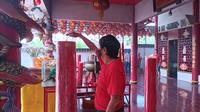 Umat Kelenteng atau Tempat Ibadah Tri Dharma (TITD) Pay Lien San  lakukan sembahyang  pada Tahun Baru Imlek 2023 (Hermawan Arifianto/Liputan6.com)