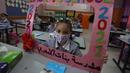 Para pelajar duduk di kelas pada hari pertama tahun ajaran baru di kamp pengungsi Al-Amari di Kota Ramallah, Tepi Barat (6/9/2020). Pelajar Palestina memulai tahun ajaran baru setelah belajar di rumah selama enam bulan akibat Covid-19. (Xinhua/Nidal Eshtayeh)
