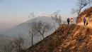 Sisa kebakaran masih terlihat jelas disisi jalur pendakian menuju kawah Gunung Ijen, Jawa Timur (20/10/2014). (Liputan6.com/Helmi Fithriansyah)