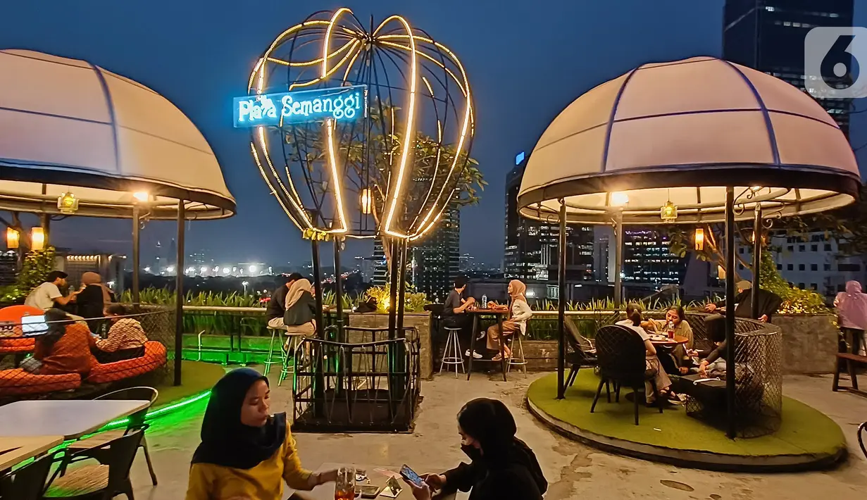 <p>Pengunjung menikmati berbuka puasa di Déjà vu Sky Dining The Plaza Semanggi, Jakarta, Sabtu (23/04/2022). Déjà vu Sky Dining berkapasitas 1.000 tempat duduk menjadi pilihan warga Jakarta dihibur dengan penampilan live music yang tampil pada setiap akhir pekan sambil menikmati hidangan puasa. (Liputan6.com/Fery Pradolo)</p>