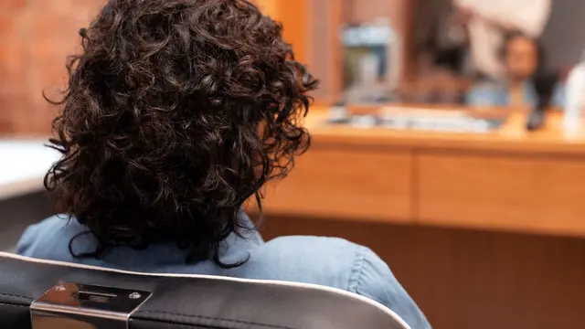 Trik Rambut Curly Terlihat Lebih Rapi dan Bervolume dengan Teknik Face-Framing Curls
