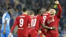 Gelandang Liverpool, Alex Oxlade-Chamberlain (kanan) berselebrasi bersama rekan-rekannya usai mencetak gol ke gawang KRC Genk pada pertandingan lanjutan Grup E Liga Champions di Luminus Arena, Genk (23/10/2019). Liverpool menang telak -14 atas KRC Genk. (AFP/François Walschaerts)