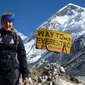 Alyssa Azar berpose dalam perjalanannya menuju pos perkemahan Everest pada 9 April 2014. (Facebook)