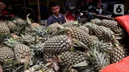 Di bulan puasa ini buah nanas menjadi primadona bagi masyarakatdibandingkan hari biasa. (Liputan6.com/Angga Yuniar)