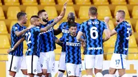 Para pemain Inter Milan merayakan gol yang dicetak oleh Roberto Gagliardini ke gawang Benevento pada laga Liga Italia di Stadion Ciro Vigorito, Rabu (30/9/2020). Inter Milan menang dengan skor 5-2. (Alessandro Garofalo/LaPresse via AP)