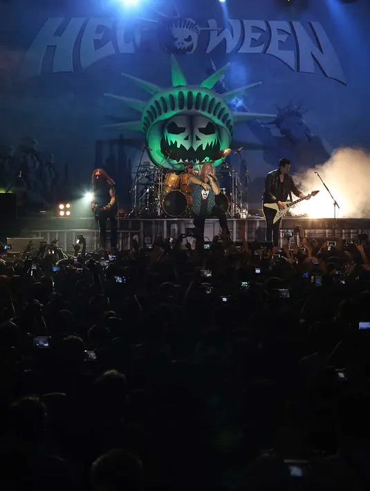 Di bawah kilauan tata cahaya panggung, grup band metal asal Hamburg, Jerman ini mampu membuat ribuan penonton berjingkrak ria mengikuti alunan musik metal serta mengajak penonton menyanyi bersama. (Nurwahyunan/Bintang.com)