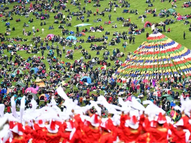 Sejumlah orang menyaksikan pertunjukan dalam upacara pembukaan Festival Pariwisata Shambhala ke-20 di Prefektur Otonom Etnis Tibet Gannan, Provinsi Gansu, China, 31 Agustus 2020. Festival Pariwisata Shambhala ke-20 dimulai di Padang Rumput Dangzhou pada Senin (31/8). (Xinhua/Chen Bin)