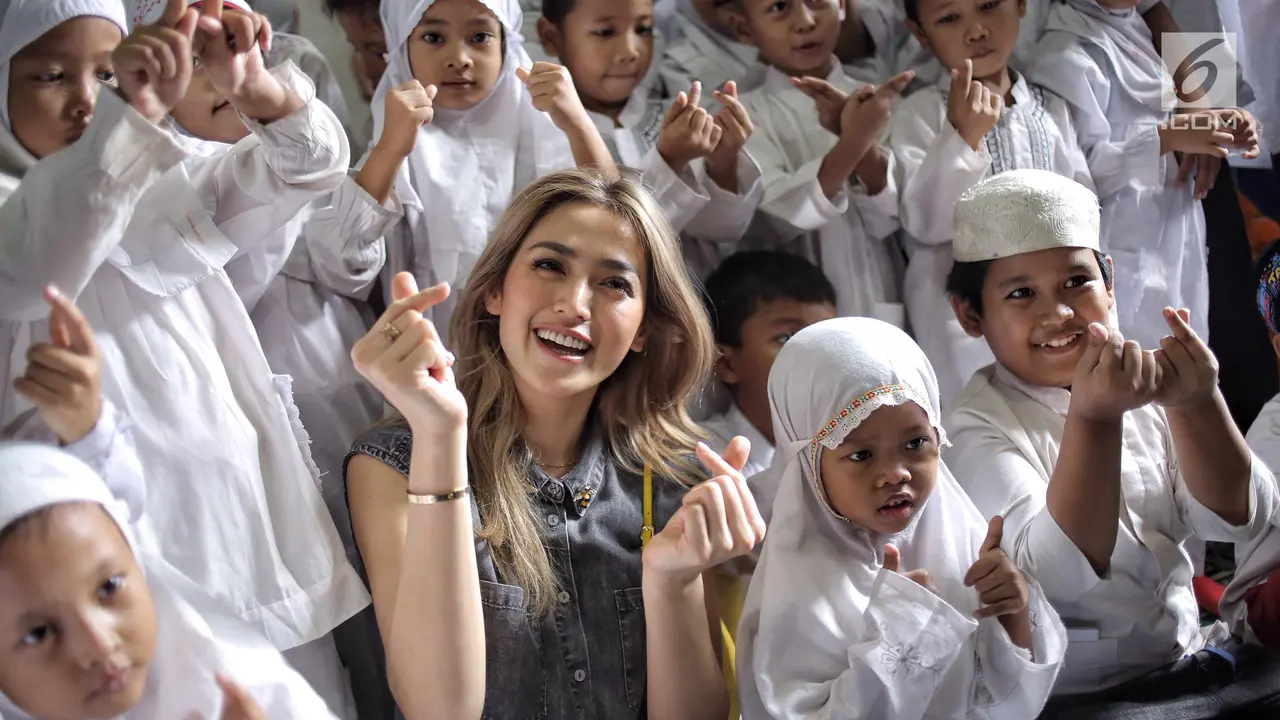 Jessica Iskandar Berbagi Kebahagiaan Bersama Anak-Anak Rumah Singgah