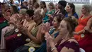 Sejumlah kontestan mengikuti kontes kecantikan untuk wanita lansia menjelang Hari Ibu, di Sao Paulo, Brasil (10/5). Acara yang digelar bersamaan dengan penyelenggaraan hari Ibu ini mendapat sambutan meriah dari kaum lansia Brasil. (AFP/Nelson Almeida)