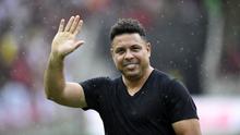 Mantan bintang sepak bola Brasil, Ronaldo, melambaikan tangan kepada penonton selama pertandingan persahabatan dengan legenda klub Flamengo Brasil dan Inter Milan Italia sebagai perpisahan dengan mantan pemain Brasil Adriano di Stadion Maracana di Rio de Janeiro pada tanggal 15 Desember 2024. (Daniel RAMALHO/AFP)