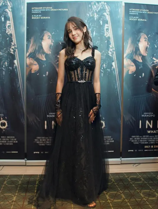 Pemeran lainnya, Nicole Rossi mengenakan sheer corset dress berwarna hitam yang elegan. [@nicole_rossi_].