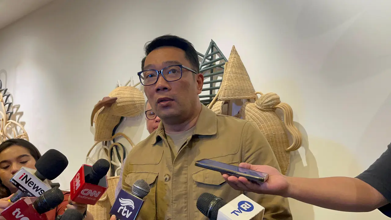 Calon Gubernur (cagub) Jakarta nomor urut 1 Ridwan Kamil (RK) ditemui usai hadir di Pameran Seni Indonesian Contemporary Art & Design 14, Grand Kemang Jakarta, Rabu malam (9/10/2024). (Liputan6.com/Winda Nelfira)