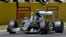 Nico Rosberg mengangkat tangannya setelah menyentuh finis pertama. (AFP/JOSEP LAGO)