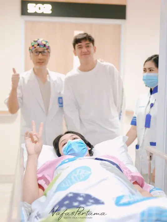 Dalam keterangannya, Adipati Dolken memuji istri yang telah melahirkan putrinya [instagram/adipati]