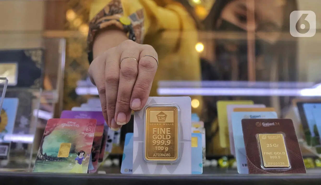 <p>Pegawai menunjukkan emas batangan yang tersusun dalam etalase di Galeri 24, Jakarta, Selasa (13/9/2022). Harga emas Antam hari ini naik Rp 3.000 dibandingkan perdagangan sehari sebelumnya. (Liputan6.com/Angga Yuniar)</p>