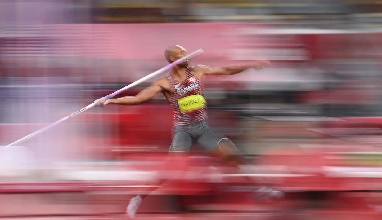 Damian Warner asal Kanada bertanding dalam lempar lembing putra pada Olimpiade Tokyo 2020 di Olympic Stadium, Tokyo, Kamis (5/8/2021). (Foto: AFP/Jonathan Nackstrand)