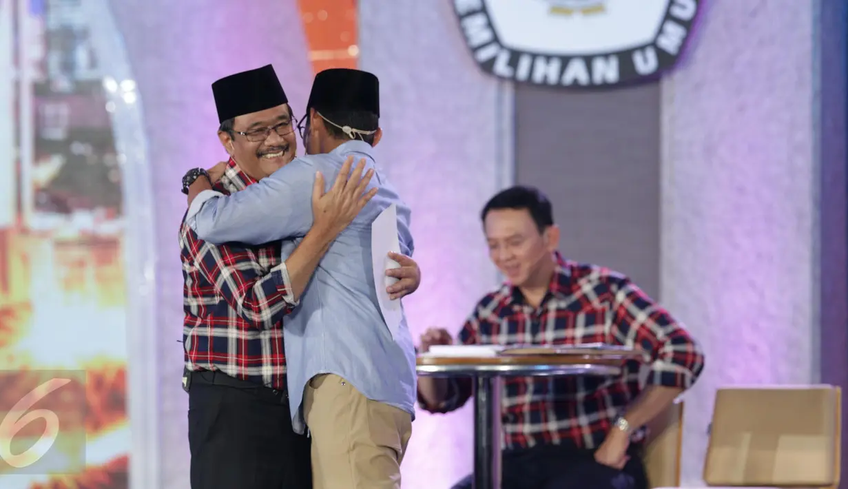 Djarot Saiful Hidayat berpelukan dengan Sandiaga Uno usai debat terakhir Pilgub DKI Jakarta 2017 di Hotel Bidakara, Jakarta, Rabu (12/4). (Liputan6.com/Faizal Fanani)