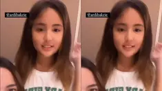 Nia Ramadhani memiliki putri yang beranjak remaja bernama Mikhayla Zalindra Bakrie. Mikhayla mewarisi kecantikan Nia Ramadhani. Kini anak berusia 10 tahun sudah memiliki paras yang memesona. Terlebih, dagu lancipnya yang alami berhasil banjir pujian. (Liputan6.com/ramadhaniabakrie)