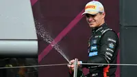 Pembalap McLaren asal Inggris, Lando Norris, menyemprotkan sampanye setelah memenangkan Grand Prix Formula Satu Inggris di sirkuit balap Silverstone di Silverstone, Inggris bagian tengah, pada 6 Juli 2025. (Andrej ISAKOVIC/AFP)