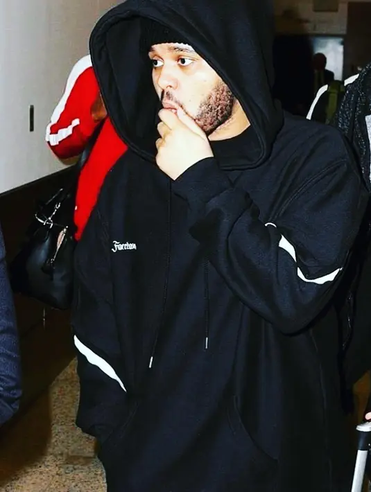 Penyanyi asal Kanada tersebut terlihat sedang berdua di mobil bersama dengan perempuan berambut cokelat. (instagram/theweeknd)