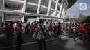 Suporter timnas Indonesia mulai memadati area Stadion Utama Gelora Bung Karno (SUGBK) untuk menyaksikan leg pertama semifinal Piala AFF 2022 kontra Vietnam di Jakarta, Jumat (6/1/2023). Seperti pertandingan-pertandingan terdahulu, penonton yang datang pun hadir mengenakan atribut lengkap bernuansa Timnas Indonesia. (Liputan6.com/Faizal Fanani)