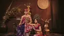 Kaesang Pangarep dan Erina Gudono, memilih mengenakan pakaian khas Bali. Pada pose ini, Erina duduk di bawah, sementara calon suami duduk di bangku. (Foto: Instagram/@kaesangp)