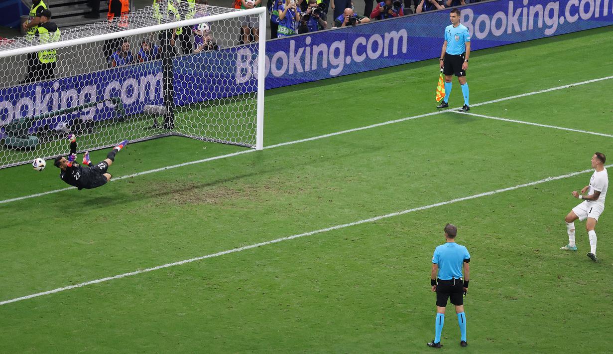 Kiper Portugal, Diogo Costa (kiri) mementahkan tendangan pemain Slovenia, Jure Balkovec pada babak adu penalti saat babak 16 besar Euro 2024 di Frankfurt Arena, Frankfurt, Jerman, Senin (02/07/2024) WIB. (AFP/Daniel Roland)