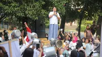Ratusan ibu-ibu membawa panci dan centong demo di depan SMAN 3 Kota Bogor terkait karut marut proses penerimaan peserta didik baru (PPDB) sistem zonasi di Kota Bogor, Jawa Barat, Selasa (25/7/2023) pagi.