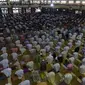 Jemaah melaksanakan salat Idul Adha 1441 H di Masjid Raya Jakarta Islamic Centre, Jumat (31/7/2020). Khutbah Idul Adha tahun ini bertema ‘Membagun Optimisme di Tengah Pandemi’. (merdeka.com/Imam Buhori)