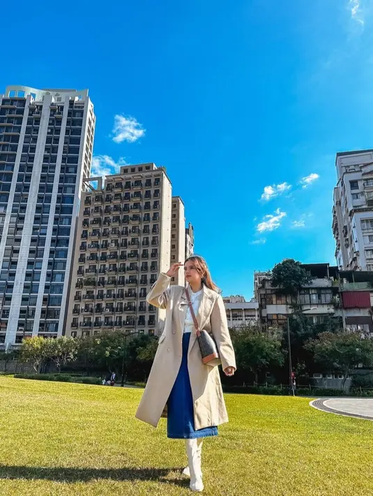 Seperti potret ini, ia memadukan coat panjang dengan kemeja dan rok denim yang chic. Makin stylish, ia menambahkan sepatu boots warna senada. @audimarissa.