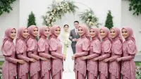 7 Model Gamis Brokat Soft Color Tapi Tetap Tampil Stand Out untuk Bridesmaid Berhijab 2025