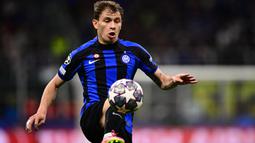 Gelandang Inter Milan, Nicolo Barella mengontrol bola saat menghadapi AC Milan pada laga leg kedua semifinal Liga Champions 2022/2023 di San Siro Stadium, Milan (16/5/2023). Nicolo Barella yang baru tiga musim membela Inter Milan ini kini memiliki nilai pasar 70 juta euro atau setara Rp1,1 triliun. (AFP/Marco Bertorello)