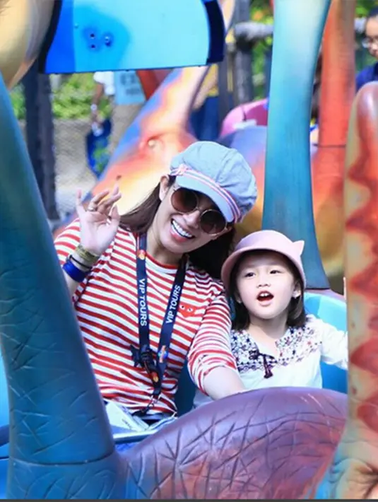 Sebelumnya Ussy sempat diprotes soal pilih kasih dengan anaknya, kali ini istri Andhika Pratama itu geram dengan pertanyaan anak-anaknya yang selalu berbicara dengan Bahasa Inggris. (Via Instagram/@ussypratama)