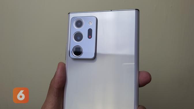 Galaxy Note20 Ultra bodi belakang terbuat dari material kaca. (Liputan6.com/ Agustin Setyo W)