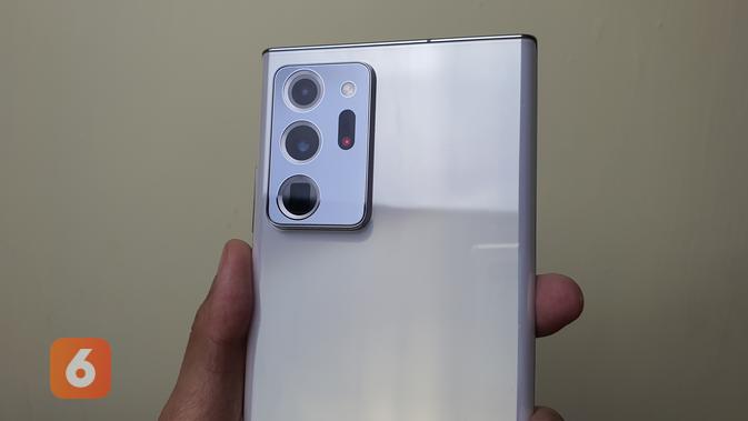 Galaxy Note20 Ultra bodi belakang terbuat dari material kaca. (/ Agustin Setyo W)