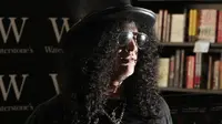 Saul Hudson, atau yang dikenal sebagai 'Slash', merupakan mantan gitaris dari band US, Guns N ' Roses (AFP PHOTO/SHAUN CURRY)