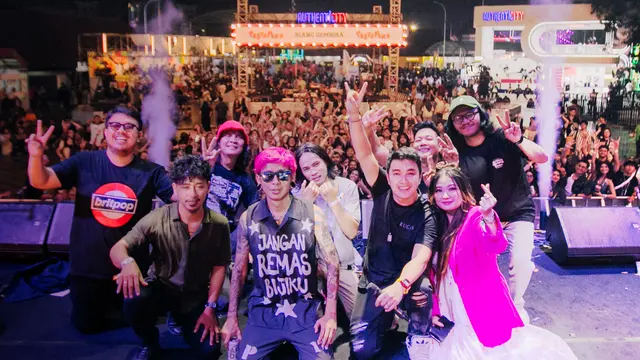 Aldi Taher ajak perempuan bernyanyi bersama di atas panggung