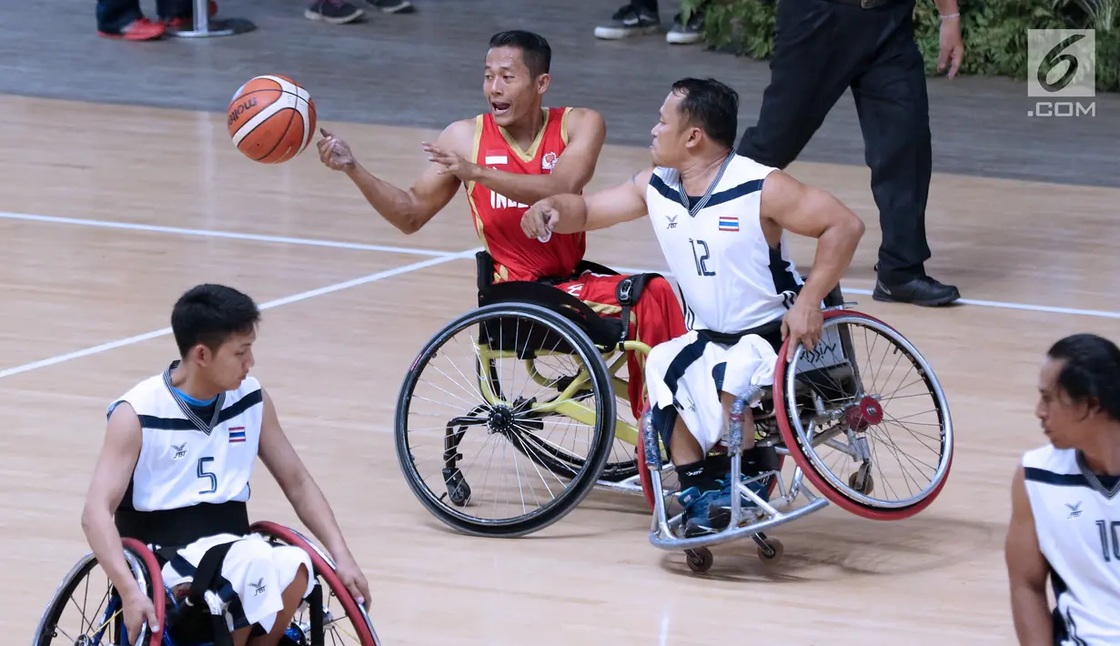 Pebasket difabel Indonesia, Donald P Santoso (kiri) berebut bola dengan pemain Thailand, Ameen Ha-Rai pada laga Indonesia Para Games Invitational Tournament 2018 di Hall A GBK, Jakarta, Senin (2/7). Indonesia kalah 35-58. (Liputan6.com/Helmi Fithriansyah)