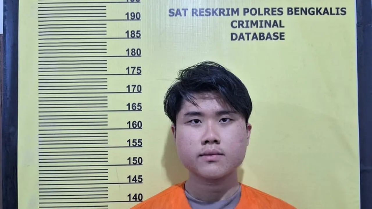 Tersangka penghinaan simbol negara yang ditetapkan oleh Polsek Pinggir jajaran Polres Bengkalis.