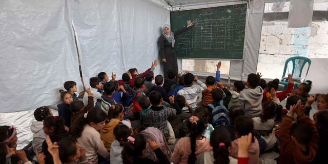 Sekolah Mada, Jaga Semangat Belajar Anak-anak Pengungsi Palestina Meski di Dalam Tenda Darurat