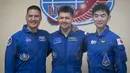 Kjell Lindgren asal Amerika (kiri), Oleg Kononenko asal Rusia (tengah) dan Kimiya Yui asal Jepang berpose saat konferensi pers jelang misi keberangkatan ke luar angkasa di kosmodrom Baikonur, Kazakhstan, 21 Juli 2015. (REUTERS/Shamil Zhumatov)