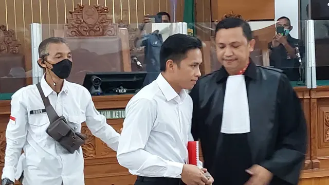 Richard Eliezer Pudihang Lumiu atau Bharada E saat menjalai sidang perdananya pada Selasa (18/10/2022) di Pengadilan Negeri Jakarta Selatan (PN Jaksel).
