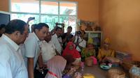 Menteri Sosial (Mensos) Juliari Peter Batubara saat mengunjungi Pusat Rehabilitasi Sosial Penyandang Disabilitas di Cibinong, Bogor, Senin (20/1/2020). (Liputan6.com/Achmad Sudarno)