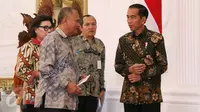 Presiden Joko Widodo (Jokowi) menerima pimpinan Komisi Pemberantasan Korupsi (KPK) di Istana Merdeka, Jakarta, Jumat (5/5). Mereka adalah Ketua KPK Agus Rahardjo, Basaria Pandjaitan, Saud Situmorang, dan Alexander Marwata. (Liputan6.com/Angga Yuniar)