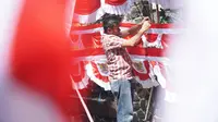 Menjelang peringatan HUT RI, sejumlah pedagang bendera di Kota Bandung mulai menggelar lapak jualan mereka di pinggir jalan, Rabu (31/7/2019). (Liputan6.com/Huyogo Simbolon)