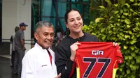 Tim voli putri, Jakarta Pertamina Enduro, memperkenalkan rekrutan barunya, Giovanna Milana. (Bola.com/Dok. Jakarta Pertamina Enduro)