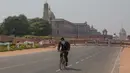 Pengendara sepeda melintasi jalan dalam periode jam malam umum di New Delhi, 22 Maret 2020. Berdasarkan imbauan PM India Narendra Modi, masyarakat mematuhi Jam Malam Umum pada Minggu (22/3) sebagai upaya meminimalkan perkumpulan massa dan memastikan dilakukannya pembatasan social. (Xinhua/Javed Dar)